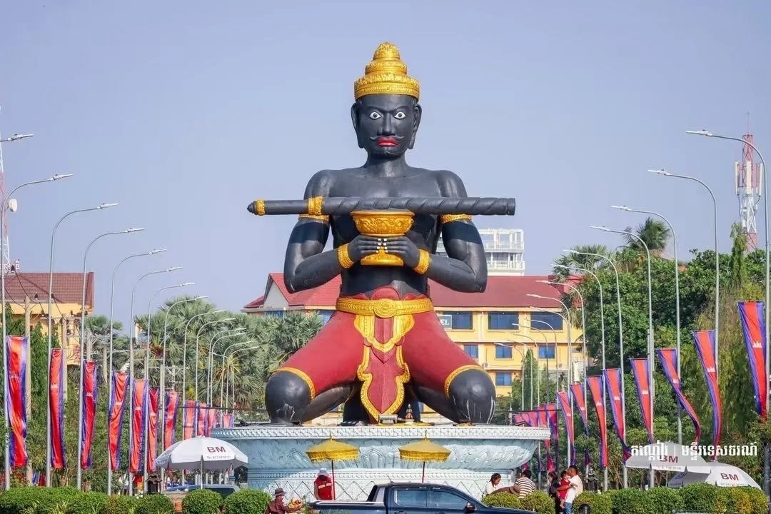 ប្រជាពលរដ្ឋកំពុងទទួលសេវាសាធារណៈ